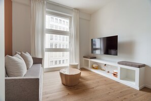 Appartamento con una camera da letto, Via Durini 27 | Area soggiorno | TV a schermo piatto 40 pollici con canali satellitari, TV LCD