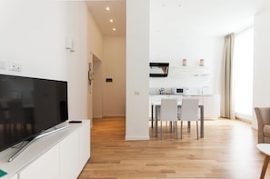 40-inch flat-screen TV with satellite channels, LCD TV - Brera Apartments in San Babila (Milan)
