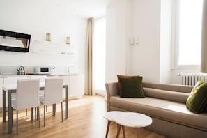 40-inch flat-screen TV with satellite channels, LCD TV - Brera Apartments in San Babila (Milan)