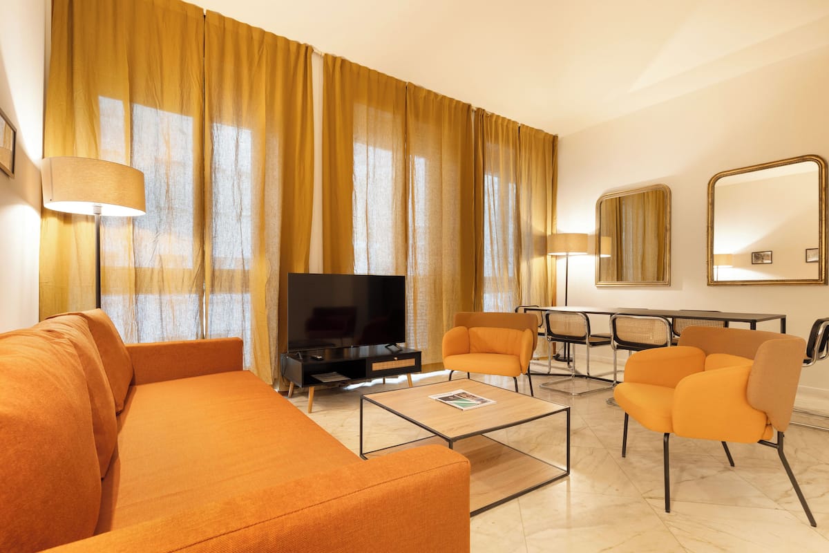 Appartamento con 2 camere da letto, Via Conservatorio 11 | Oppholdsområde | En 40-tommers Flatskjerm-TV med Parabol-TV samt LCD-TV