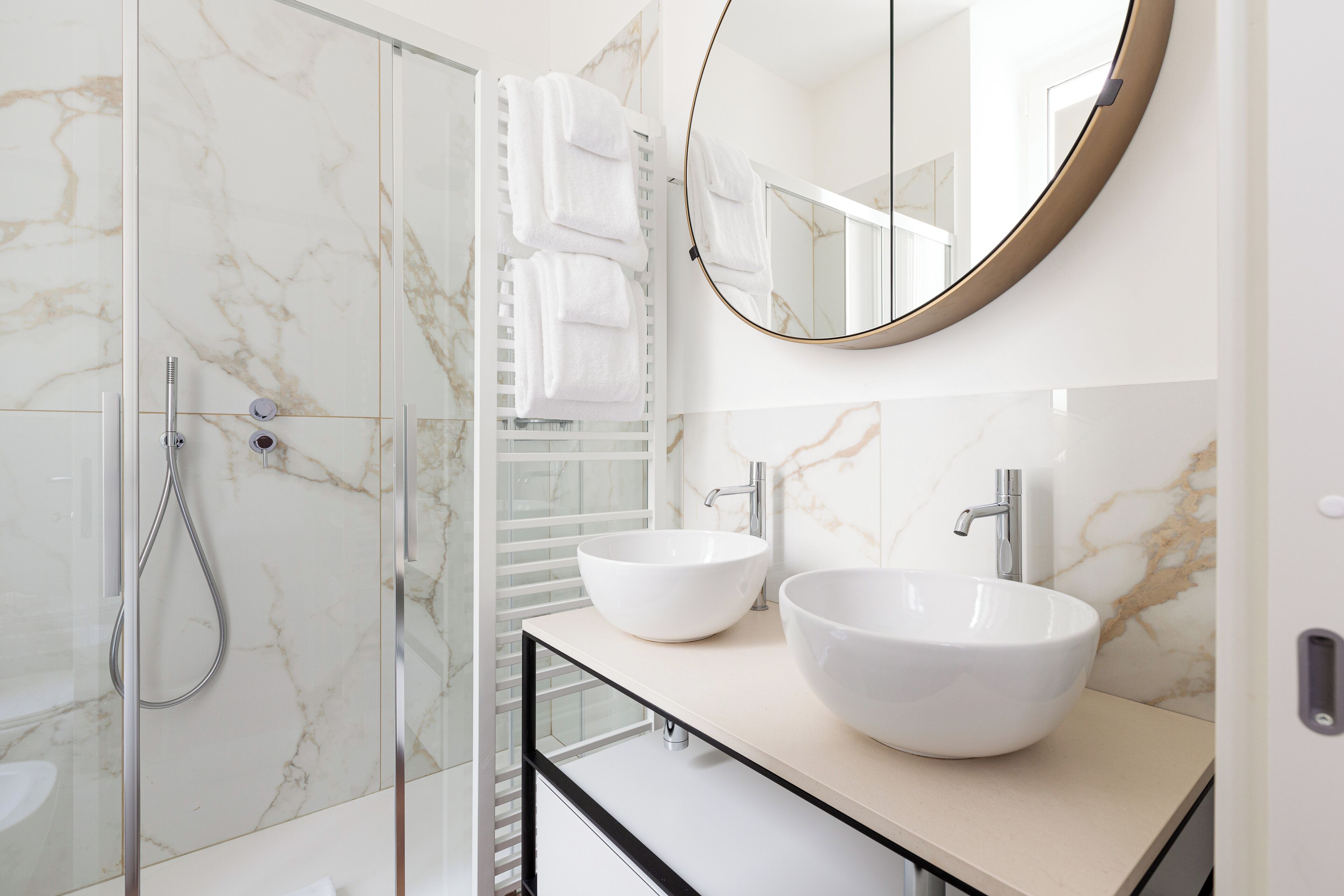 Appartamento con 2 Camere da Letto, Corso Monforte 41 | Badezimmer | Dusche, kostenlose Toilettenartikel, Haartrockner, Bidet