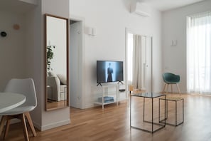 40 インチの薄型テレビ (衛星放送視聴可)、液晶テレビ