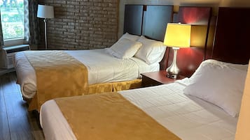 Quarto casal, para não fumantes | Escrivaninha, ferros/tábuas de passar roupa
