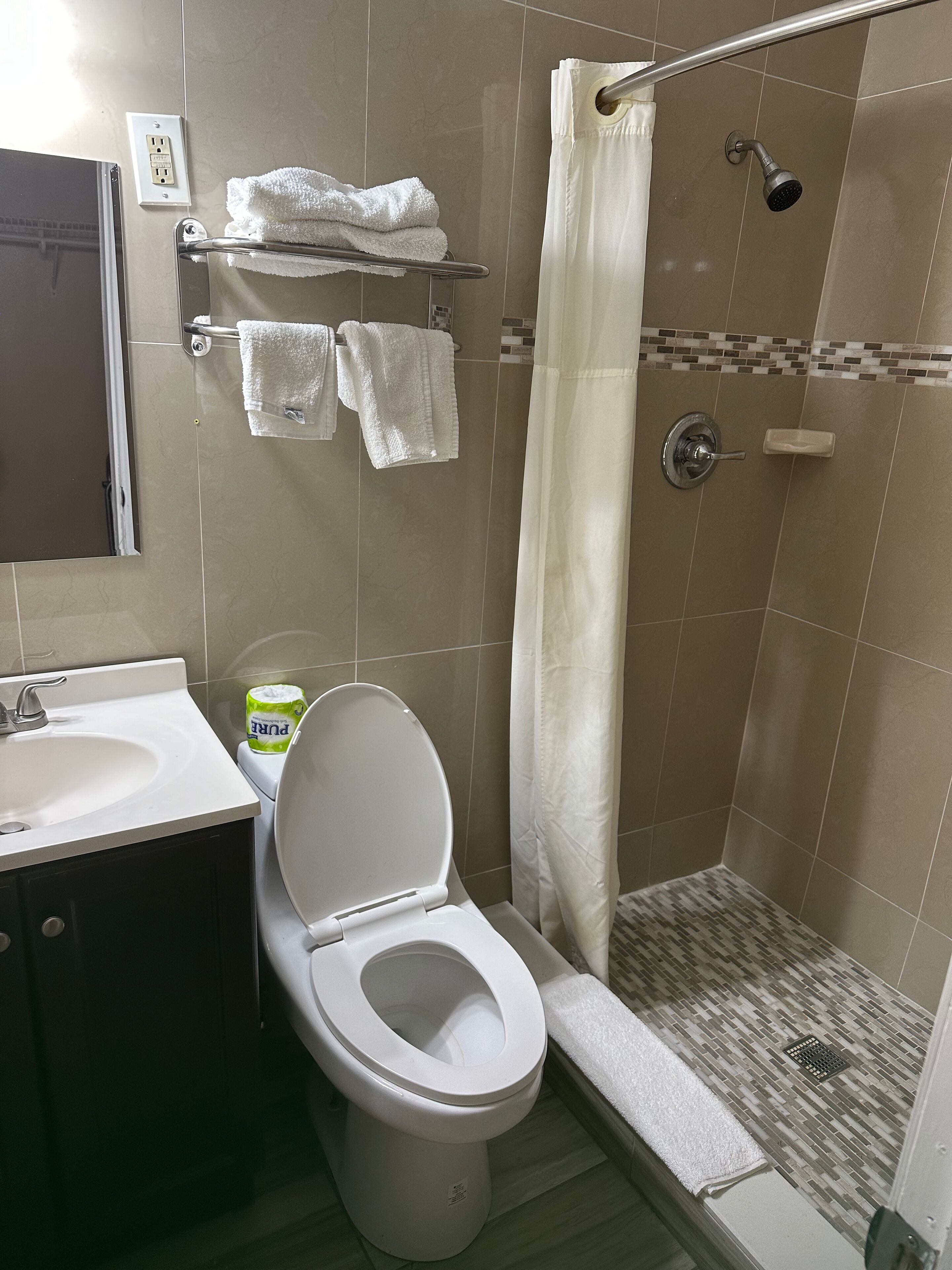 Habitación, 1 cama King size, para no fumadores | Baño | Regadera, secadora de cabello, toallas 