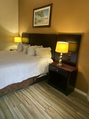 Habitación, 1 cama King size, para fumadores | Escritorio, tabla de planchar con plancha, camas extra y wifi gratis 