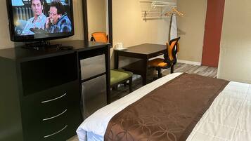 Room, 1 King Bed, Non Smoking | Desk, iron/ironing board, rollaway beds, free WiFi