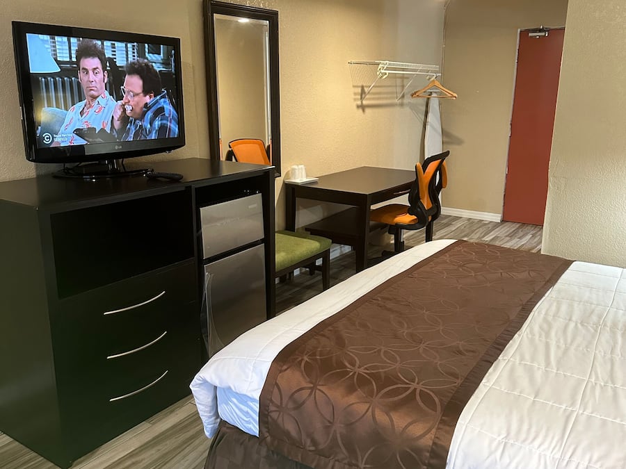 Room, 1 King Bed, Non Smoking | Desk, iron/ironing board, rollaway beds, free WiFi