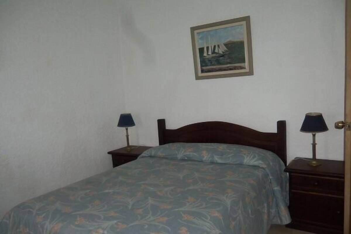 Premium bedding, minibar, cribs (free), rollaway beds (surcharge)