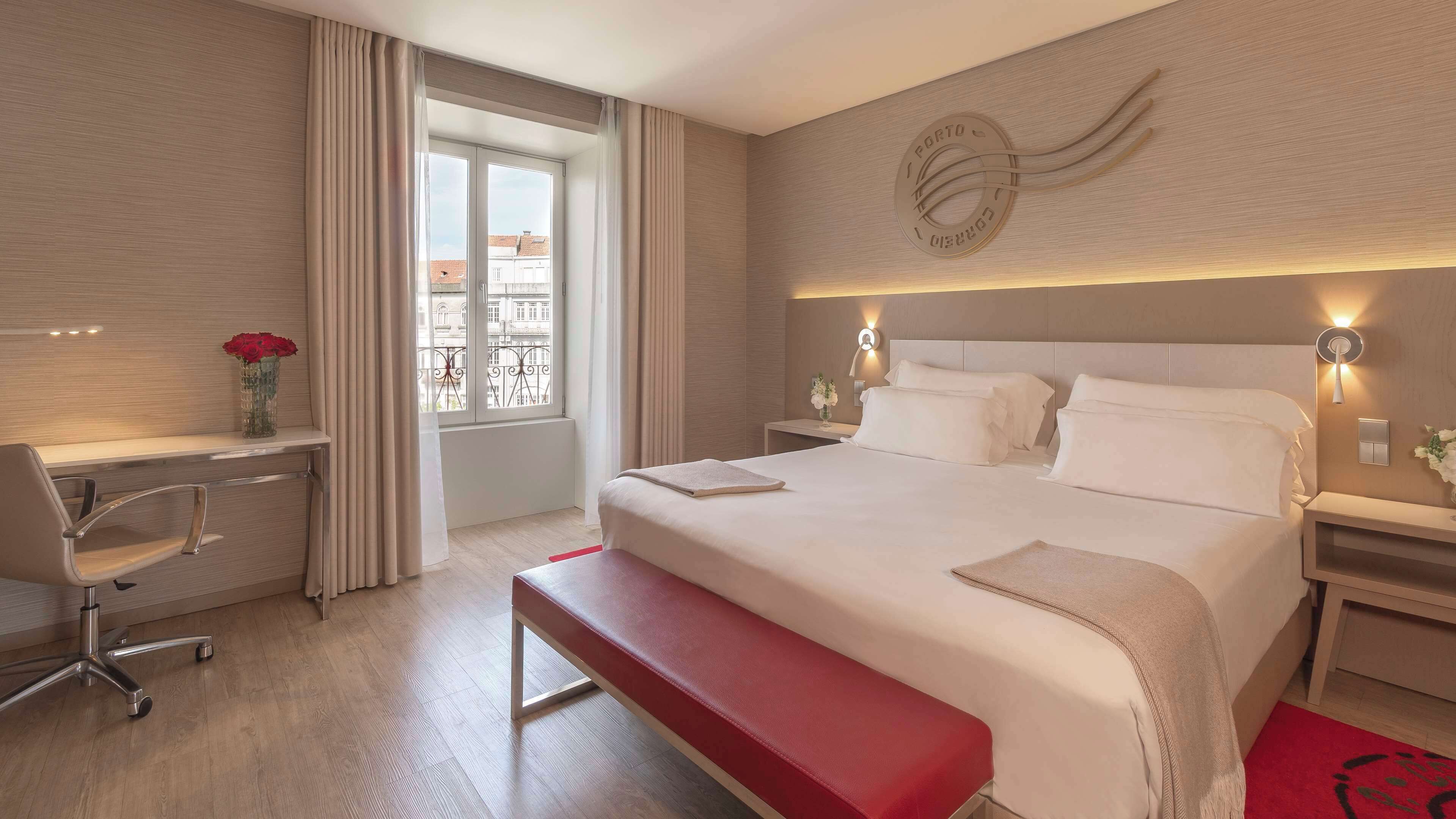 迷你吧、客房内保险箱、办公桌、隔音