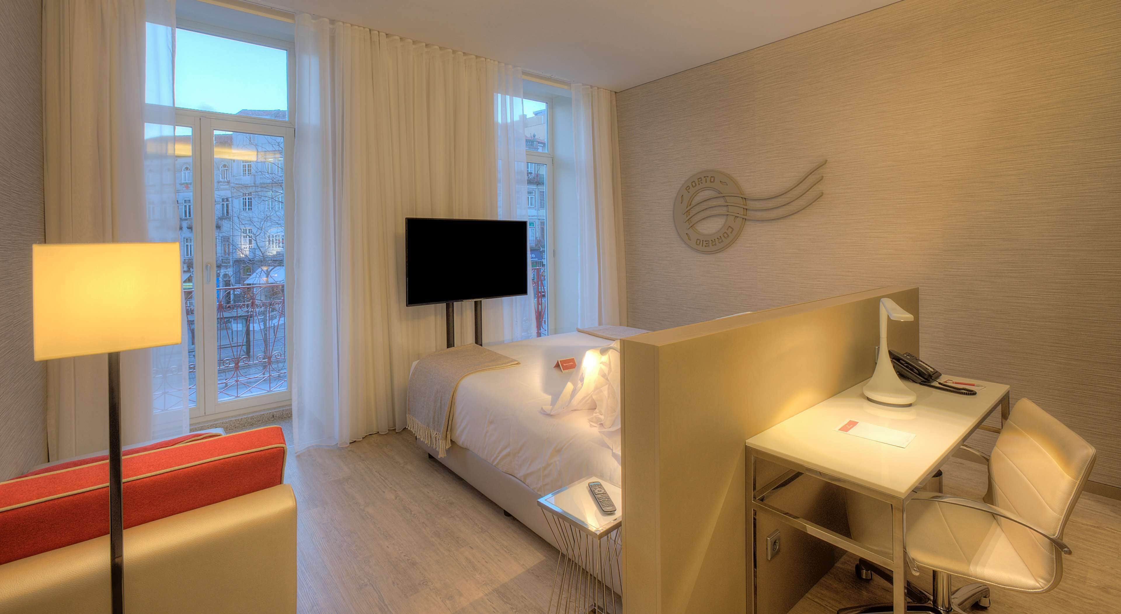 迷你吧、客房内保险箱、办公桌、隔音