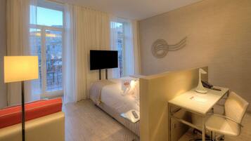 Minibar, safe på rommet, skrivebord og lydisolert