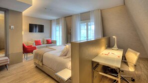 Minibar, in-room safe, desk, soundproofing - NH Collection Porto Batalha (Porto)