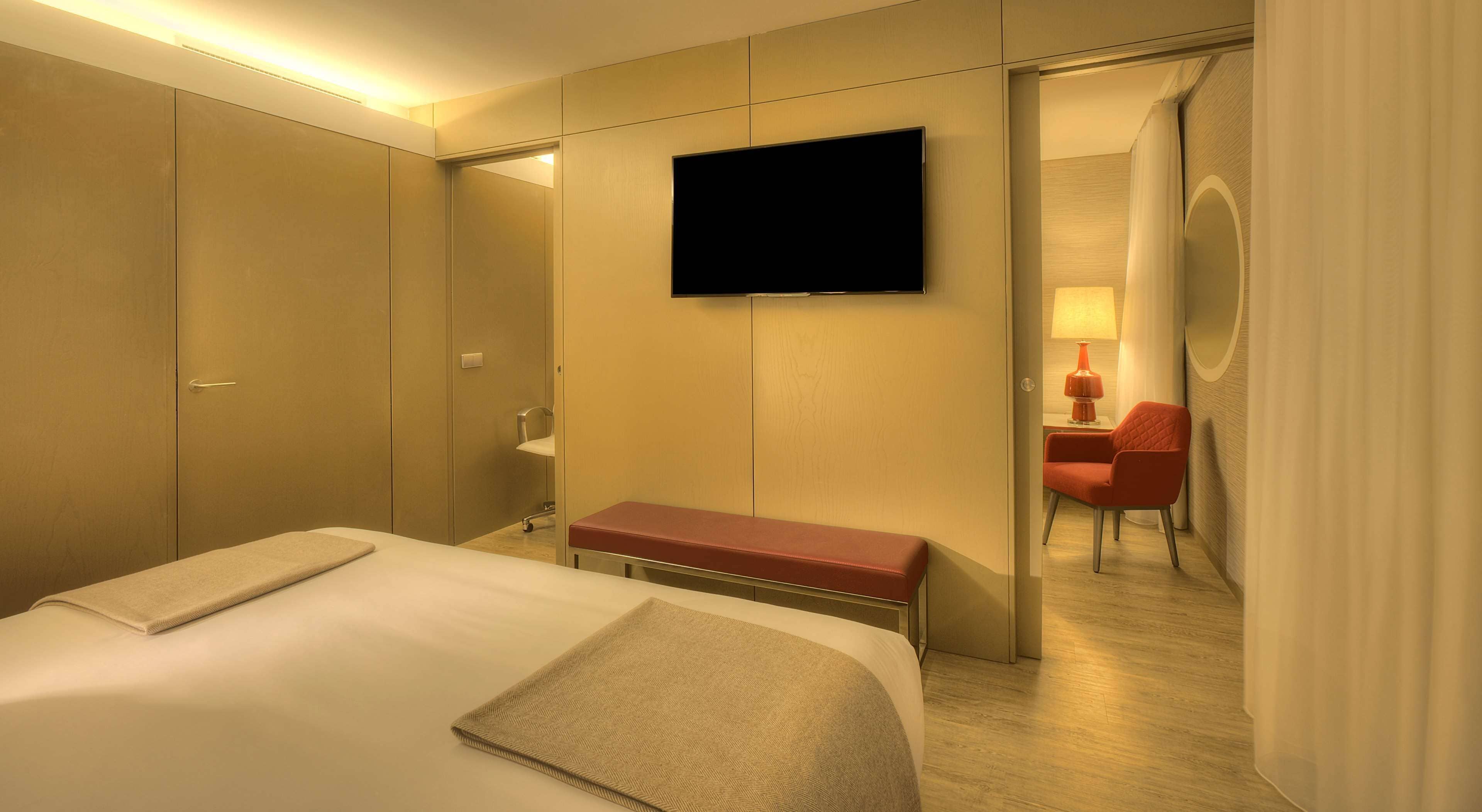 Minibar, caja de seguridad en la habitación y escritorio 