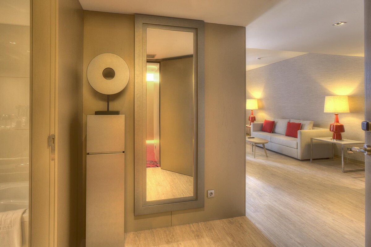 Minibar, caja de seguridad en la habitación y escritorio 