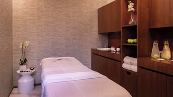 Minibar, caja de seguridad en la habitación y escritorio