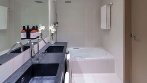 Articles de toilette écologiques, sèche-cheveux, bidet