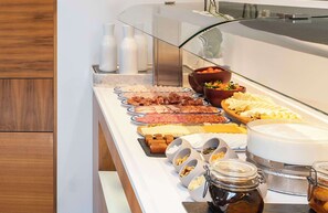 Petit déjeuner buffet servi tous les jours en supplément