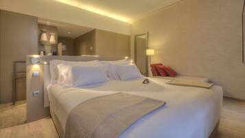 Een moderne hotelkamer met een groot bed, bedlampen en een spiegel.