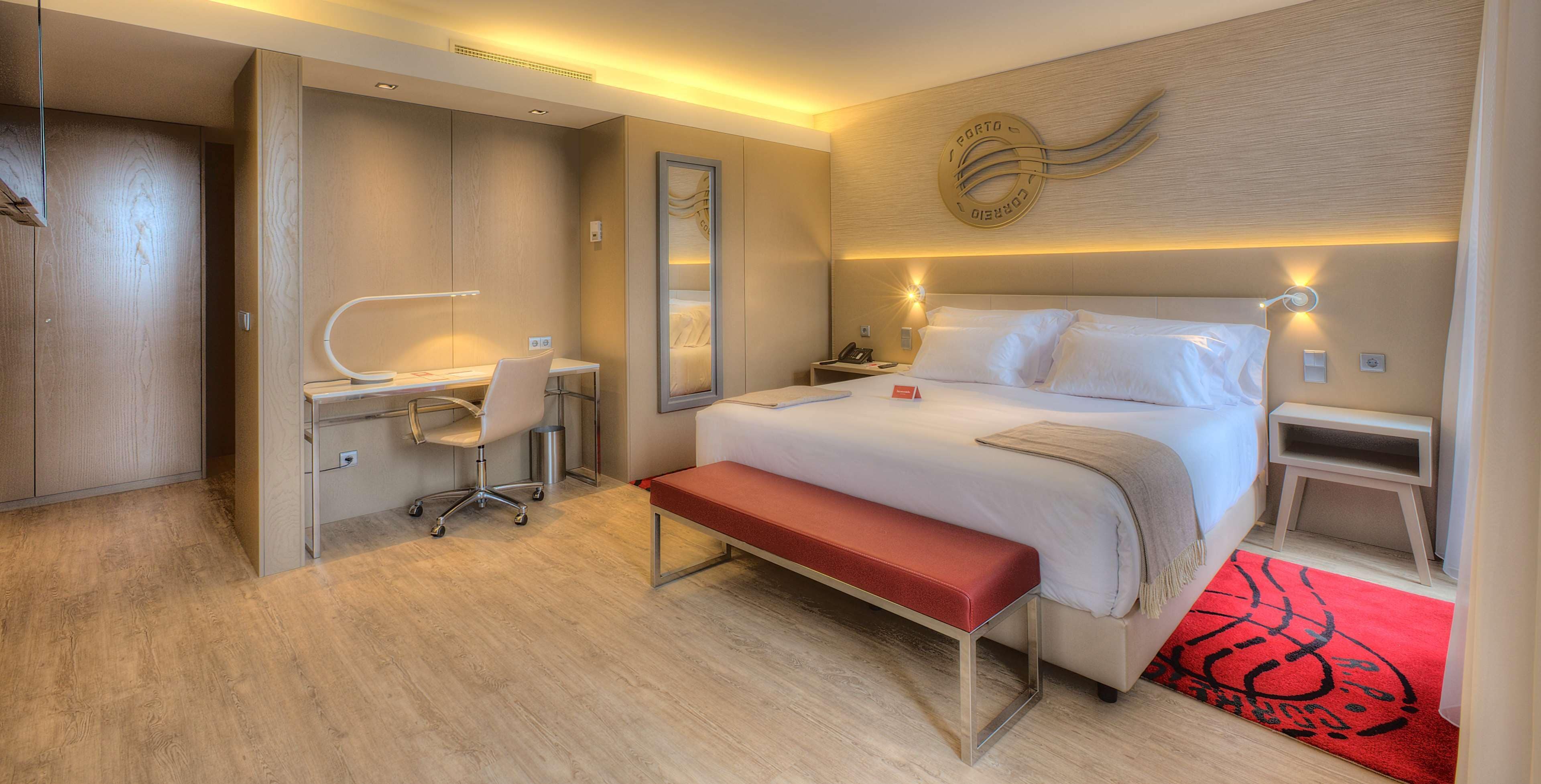 ميني بار وخزنة داخل الغرفة ومكتب وتجهيزات عازلة للصوت