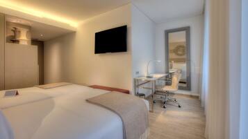 Minibar, safe på rommet, skrivebord og lydisolert