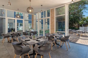 아침 식사, 점심 식사 및 저녁 식사 제공