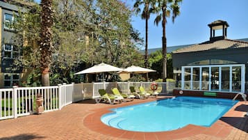 Alberca al aire libre, acceso de 07:00 a 18:00, y camastros