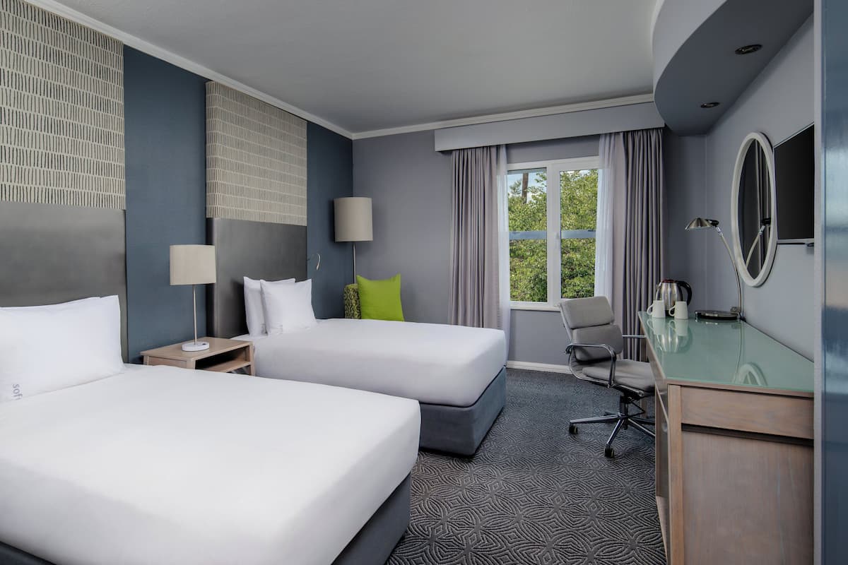Premium bedding, Tempur-Pedic beds, minibar, in-room safe
