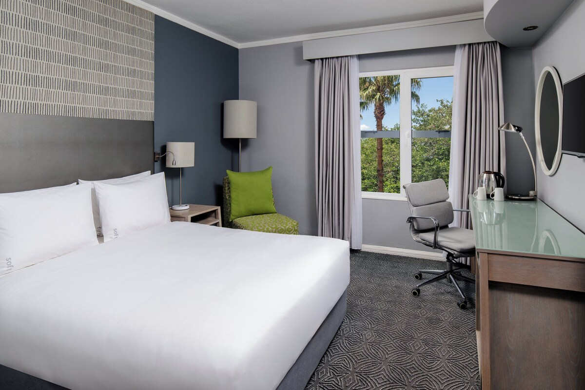 Premium bedding, Tempur-Pedic beds, minibar, in-room safe
