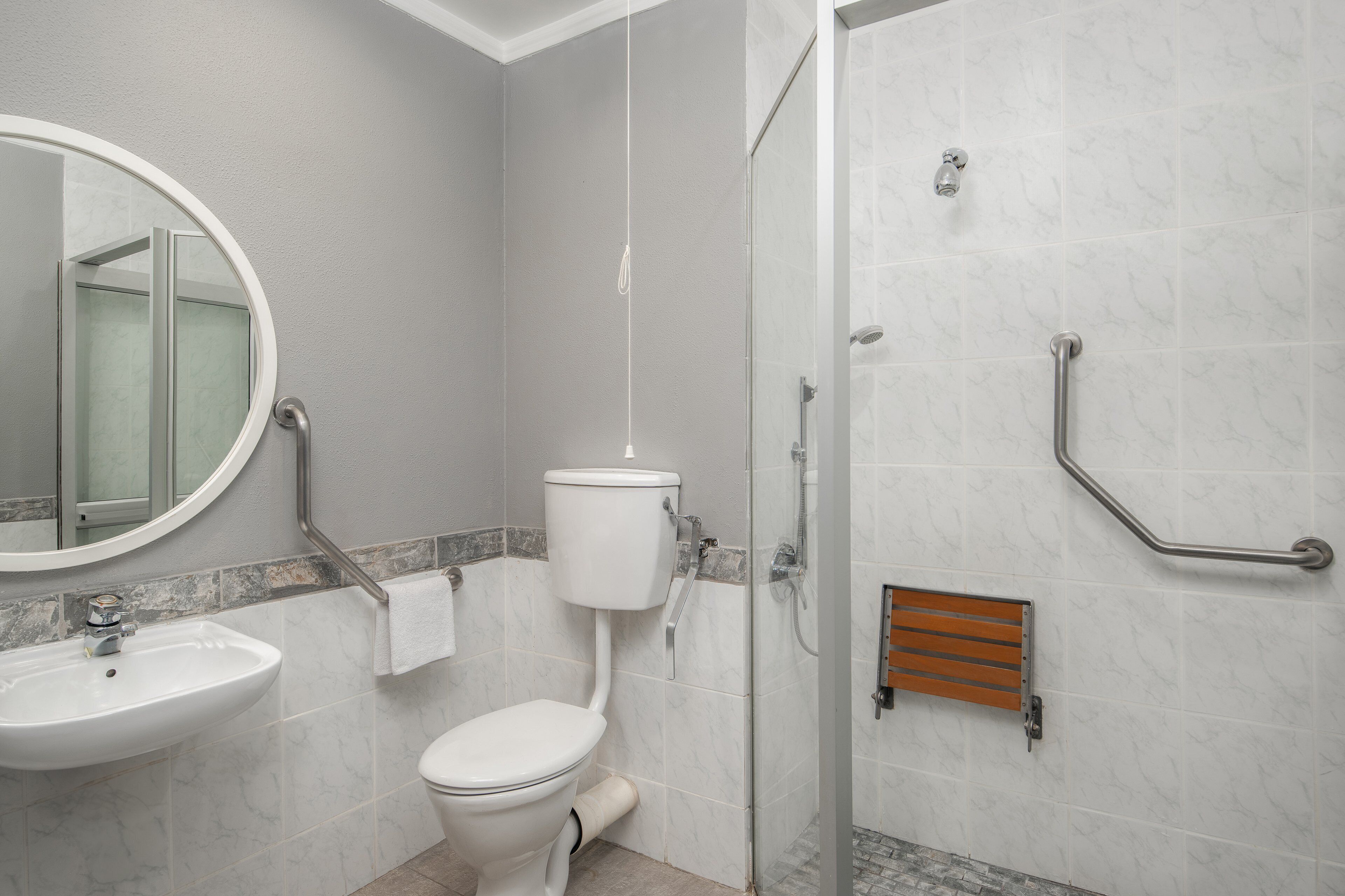 standard room, 1 queen bed, accessible | bathroom | separate bathtub and shower, free toiletries, hair dryer, towels