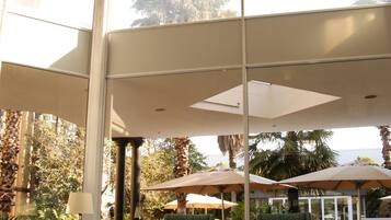 Coin salon dans le hall