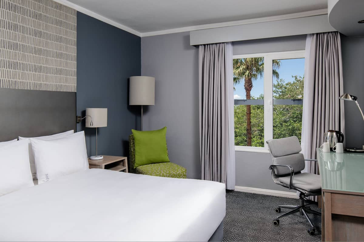 Standard Room, 1 Queen Bed | Premium bedding, minibar, in-room safe, individually decorated