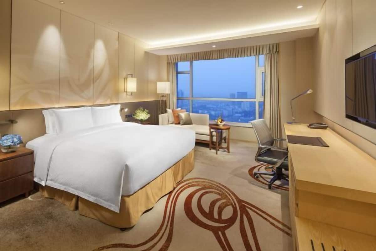 Premium bedding, down duvets, minibar, in-room safe
