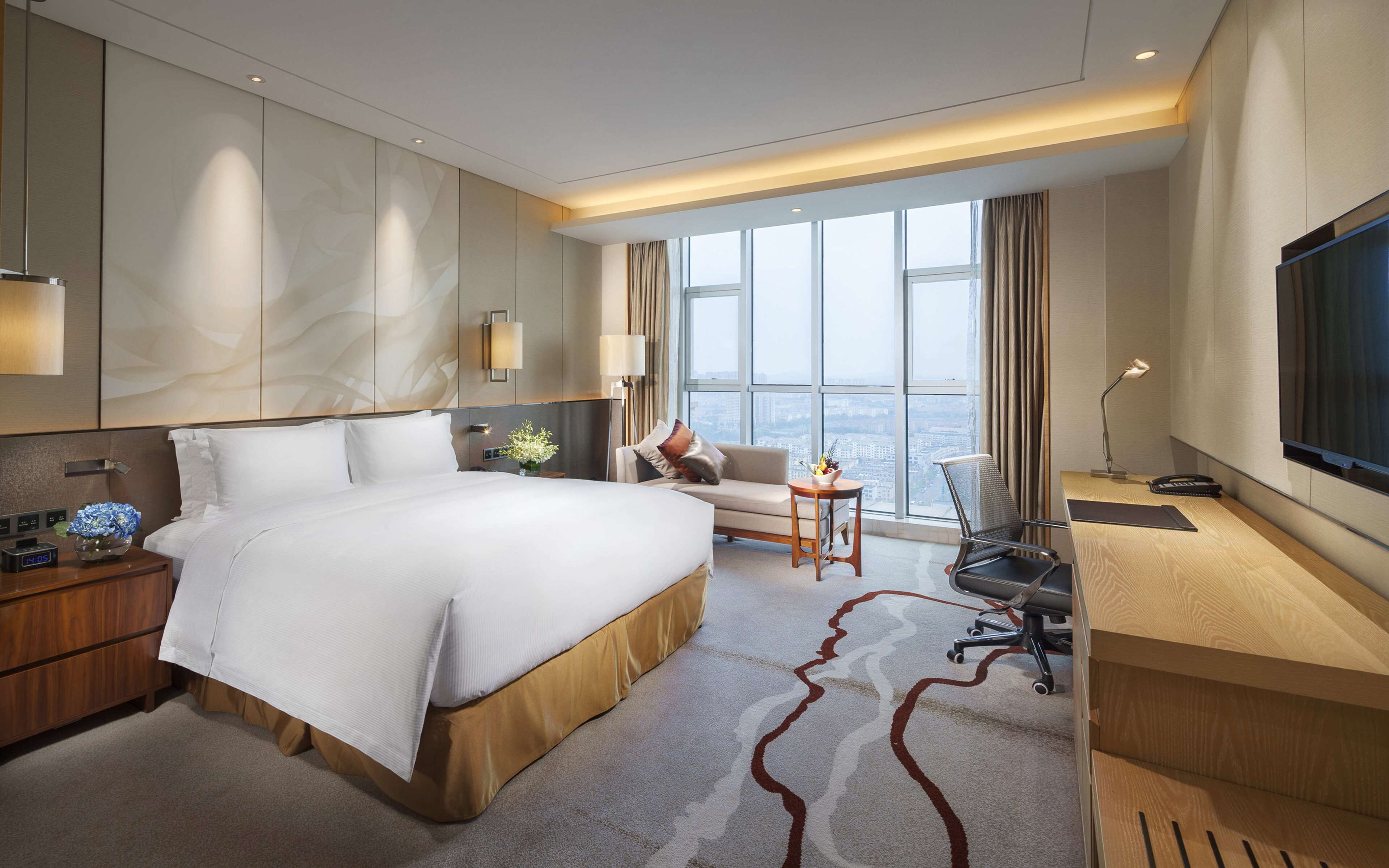 Ropa de cama de alta calidad, cubrecamas y minibar 