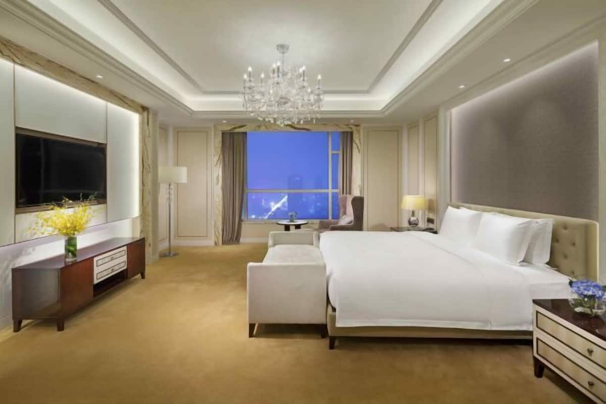 Premium bedding, down duvets, minibar, in-room safe