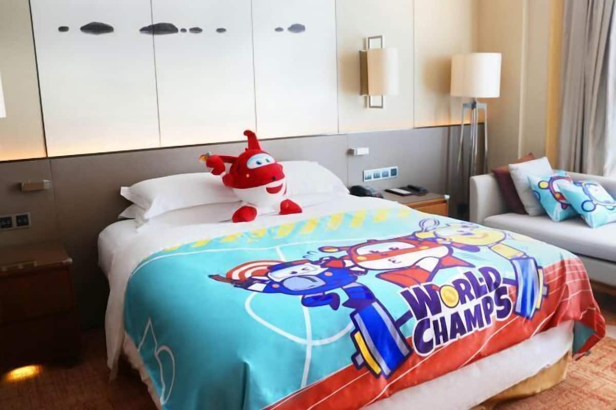 Premium bedding, down duvets, minibar, in-room safe