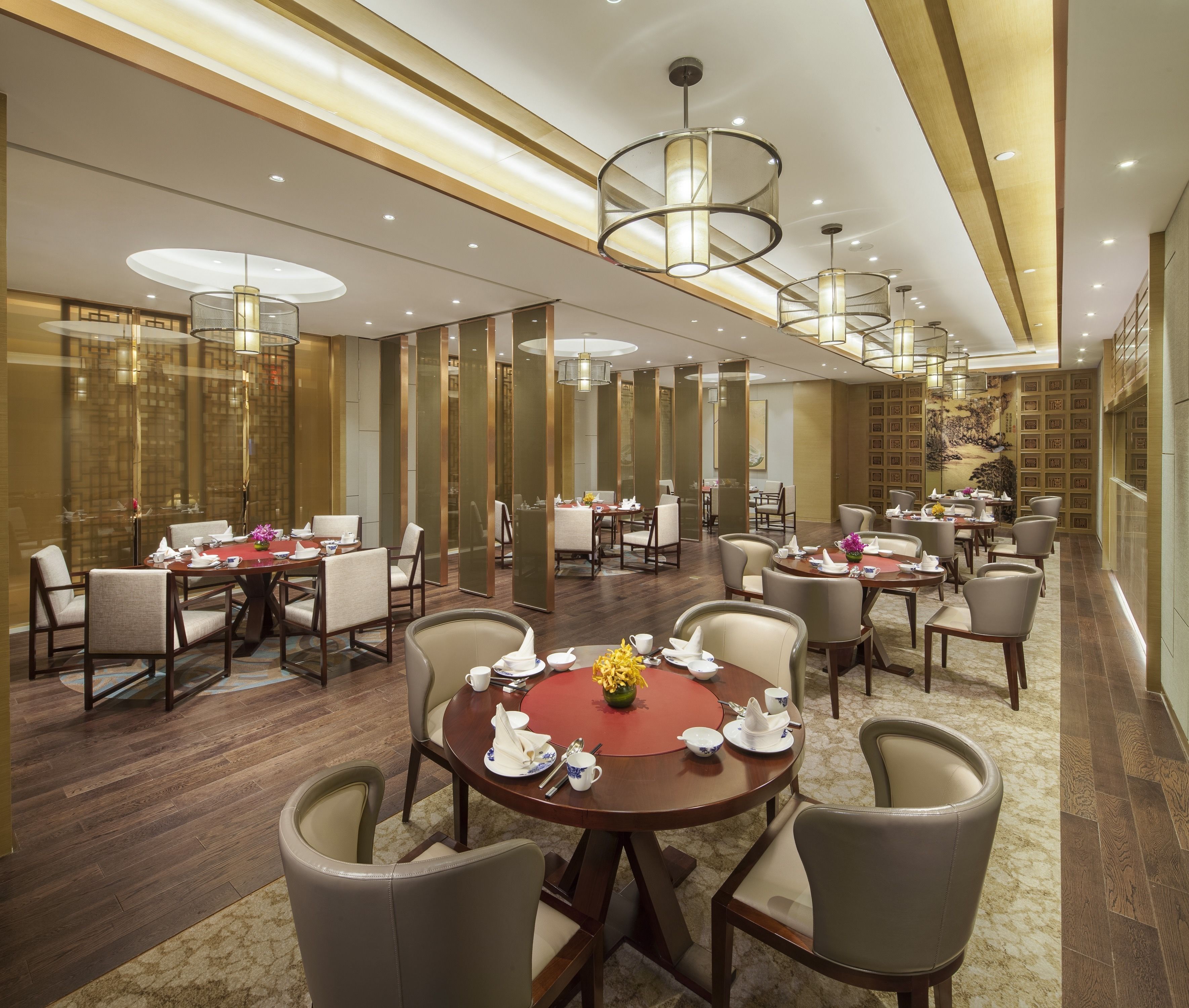 2 restaurants; breakfast, lunch and dinner served 