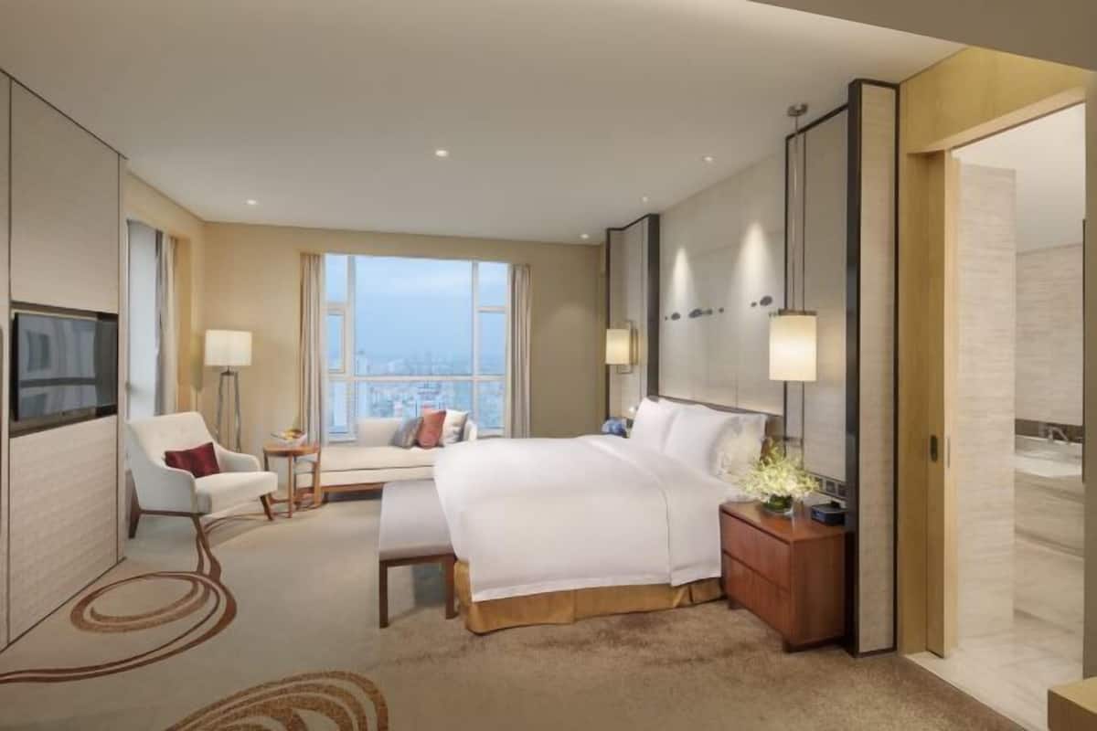 Premium bedding, down duvets, minibar, in-room safe