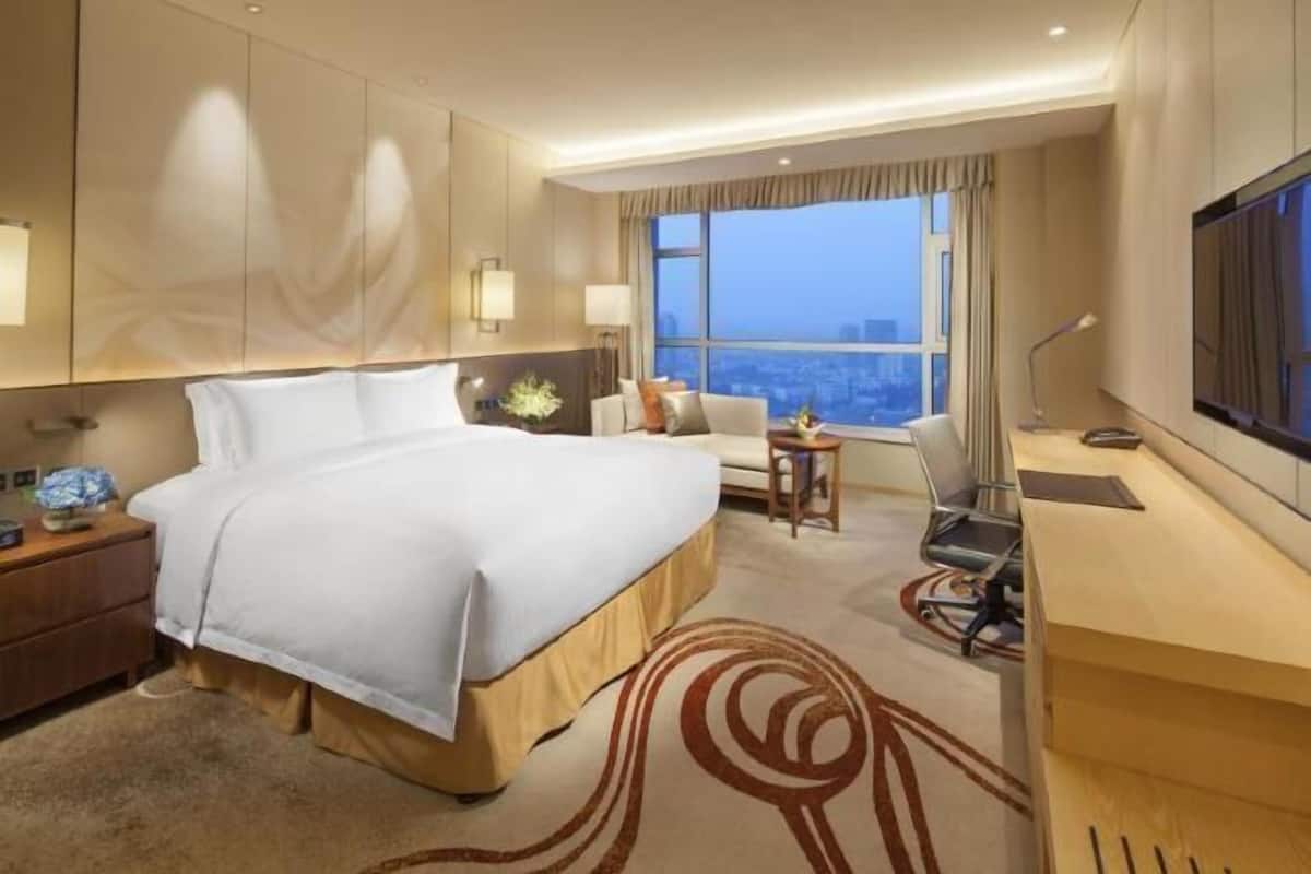 Premium bedding, down duvets, minibar, in-room safe