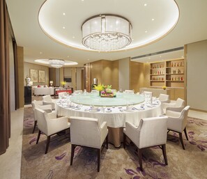 2 restauranter, frokost, lunsj og middag serveres, internasjonale retter