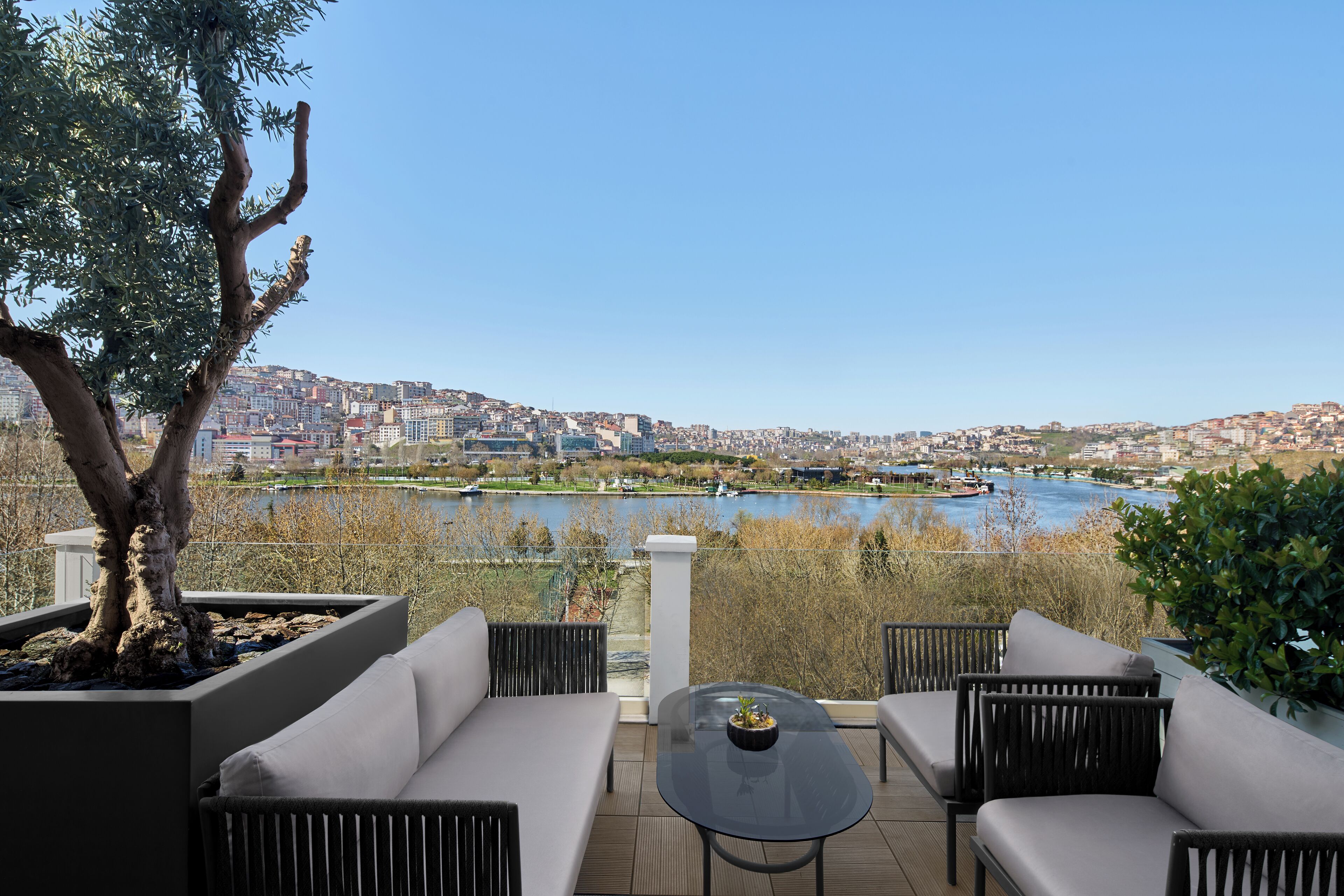 Ropa de cama de alta calidad y minibar 