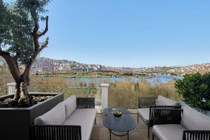 جناح - بشرفة (Lifestyle, with Spa Bath) | أغطية فراش متميزة وميني بار وخزنة داخل الغرفة ومكتب