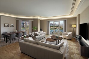 جناح مميز (Golden Horn, Park, with Spa Bath) | أغطية فراش متميزة وميني بار و خزنة داخل الغرفة ومكتب