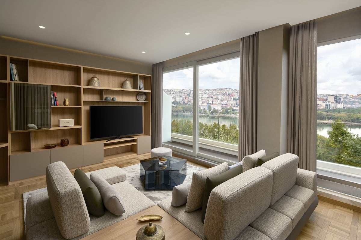 Suite panoramique (Golden Horn, With Spa Bath) | Aire de séjour | Téléviseur à DEL