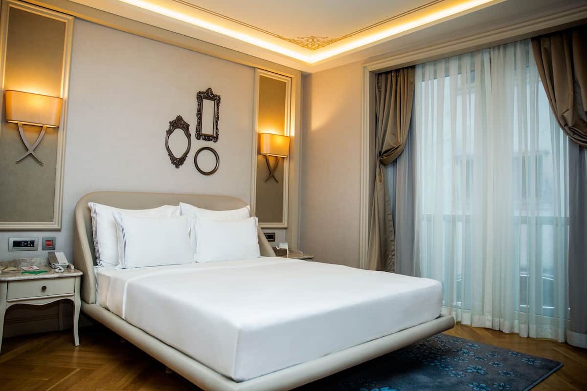 Superior Room, 1 King Bed | 1 bedroom, premium bedding, minibar, in-room safe