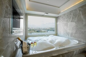 Junior-svíta (Lifestyle, with Spa Bath) | Rúmföt af bestu gerð, míníbar, öryggishólf í herbergi, skrifborð