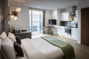 Caja de seguridad en la habitación y escritorio 