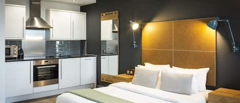 1 habitación, caja de seguridad en la habitación y escritorio