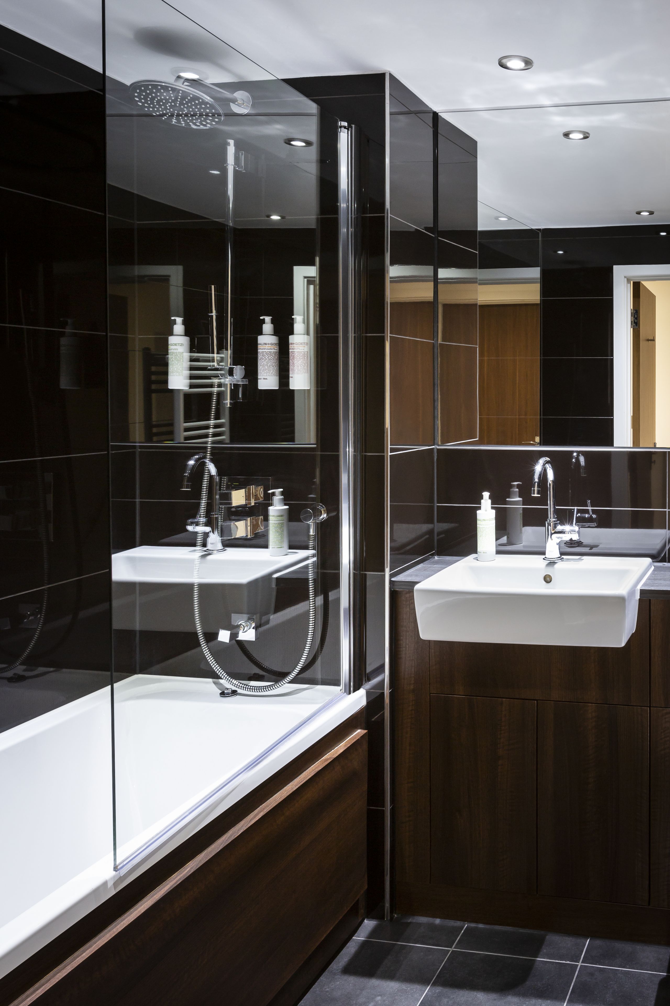 大花洒淋浴喷头,名牌洗护用品,吹风机,毛巾