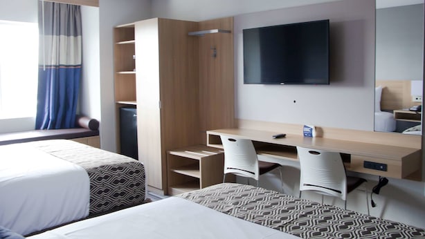 ห้องพัก, เตียงควีนไซส์ 2 เตียง, ปลอดบุหรี่ | เตารีด/โต๊ะรีดผ้  า, Wi-Fi ฟรี, ผ้าปูที่นอน