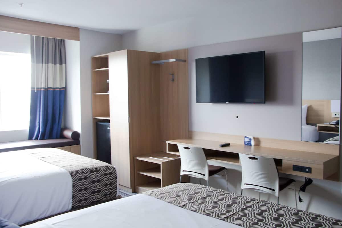 Kamar, 2 Tempat Tidur Queen, Bebas Asap Rokok | Setrika/meja setrika, Wi-Fi gratis, dan seprai linen